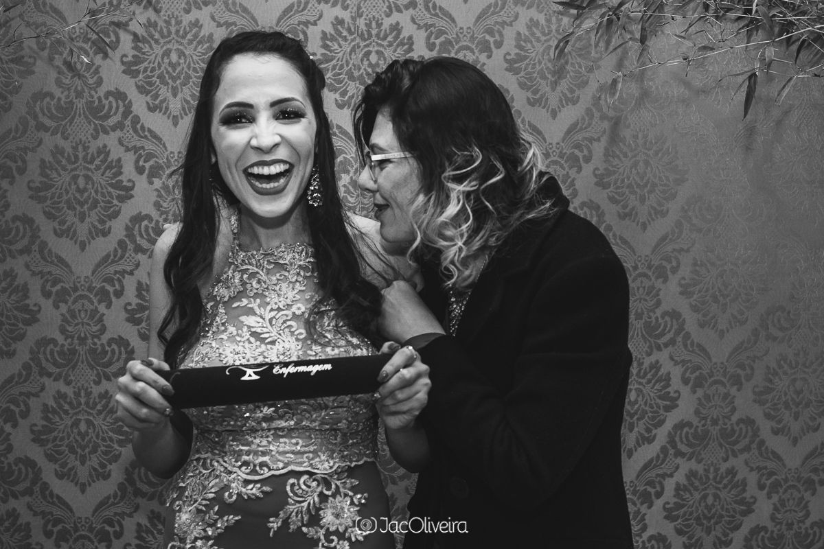 amigas rindo depois de foto posada em festa de formatura em novo hamburgo