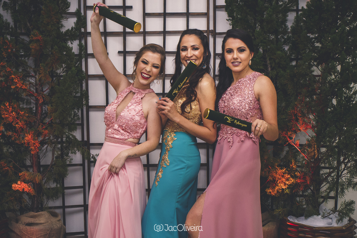 formandas em foto descontraída na festa de formatura em novo hamburgo