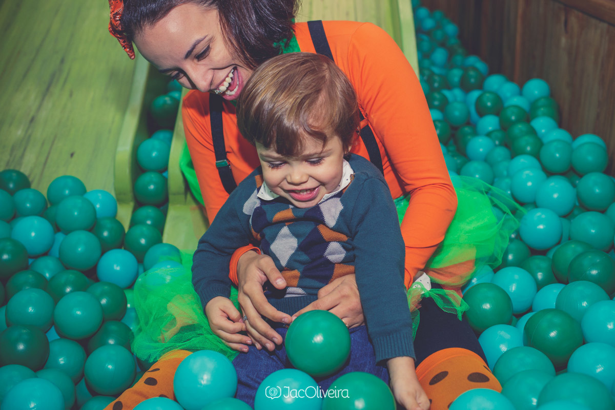 menino de 2 anos na piscina de bolinhas da casa lúdica