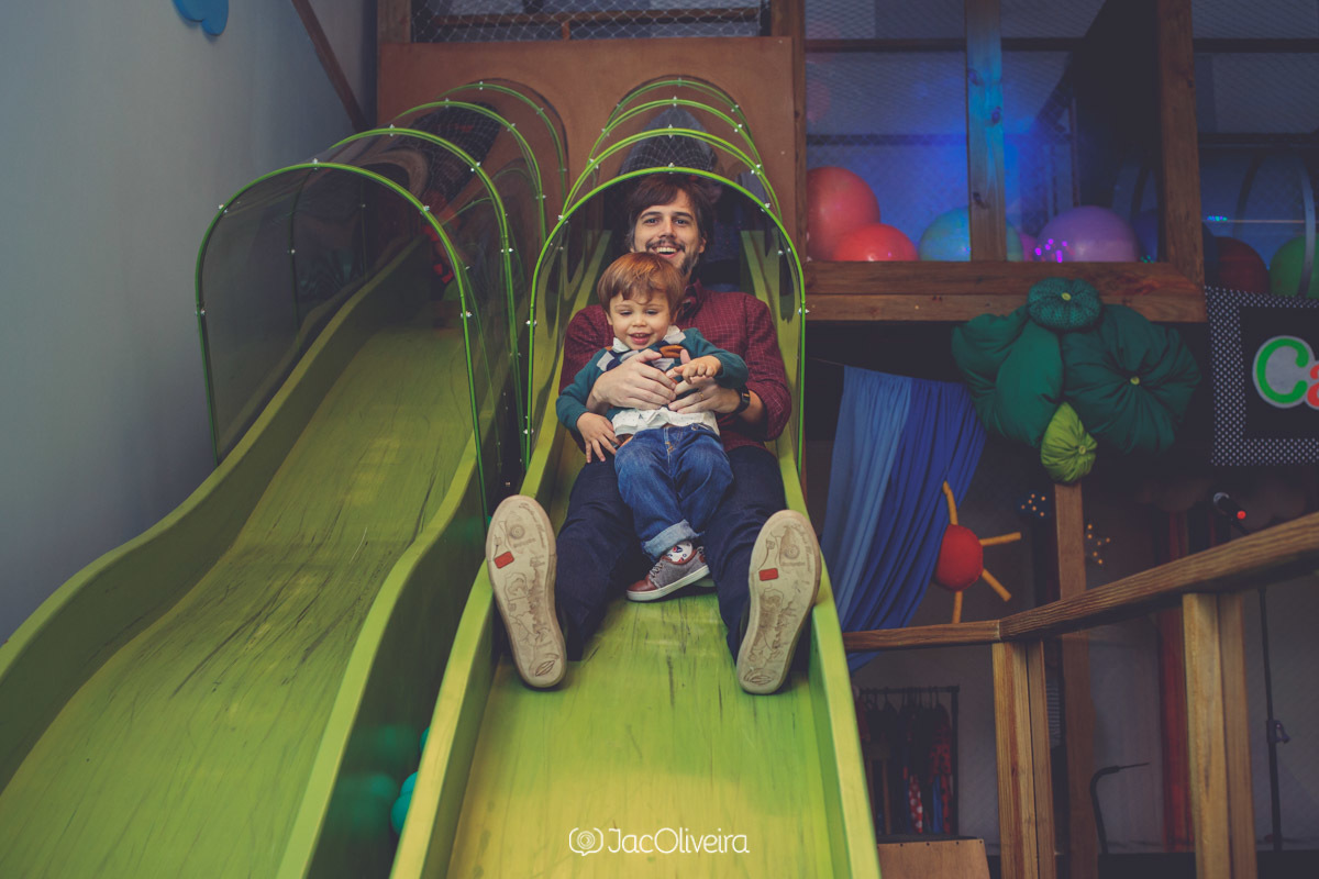 pai descendo no escorrega gigante casa ludica porto alegre