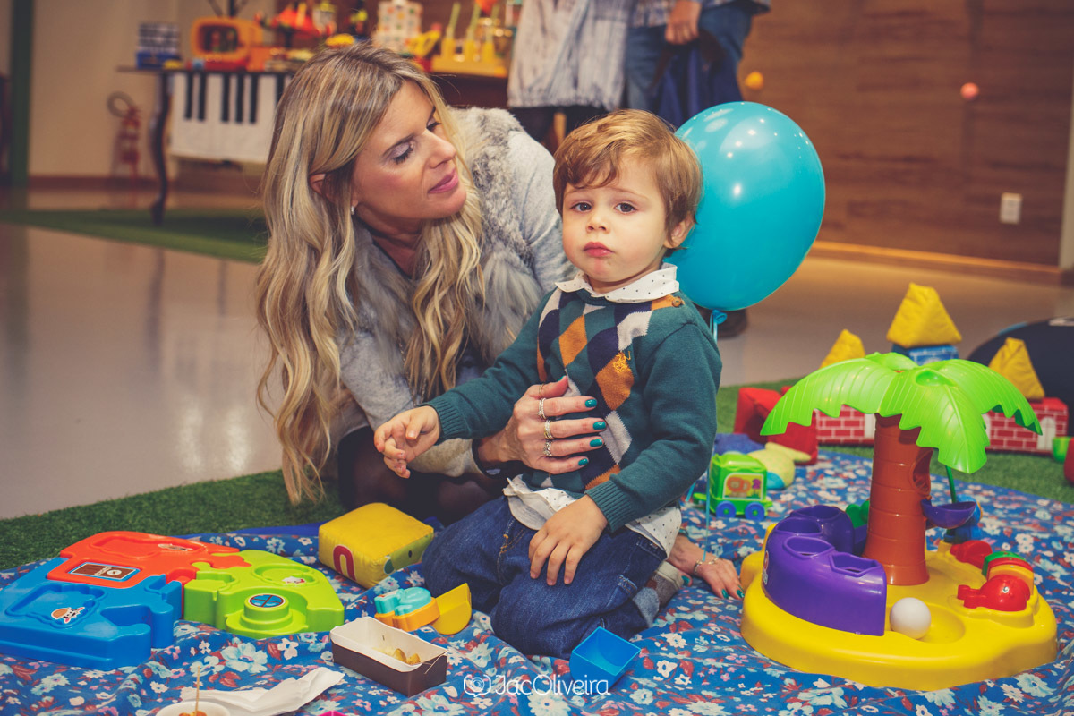 menino brincando com a tia em seu aniversário de 2 anos foto em porto alegre