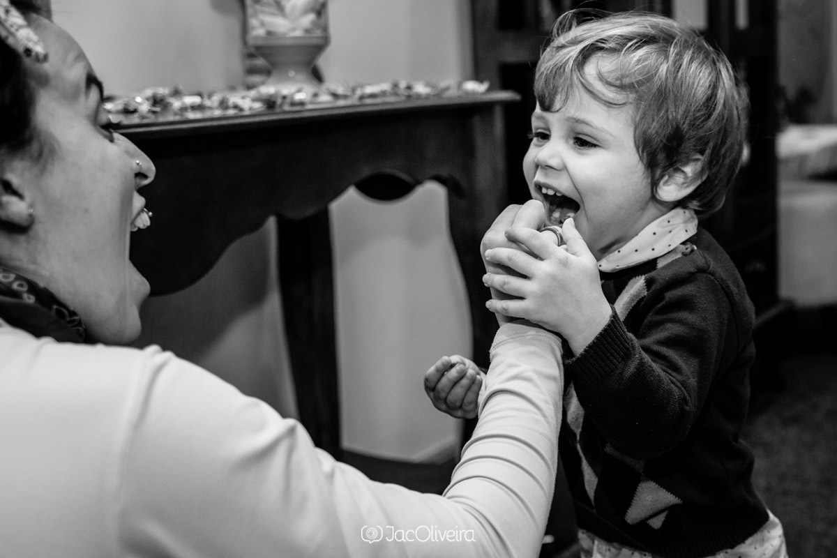 fotografia infantil menino comendo bala