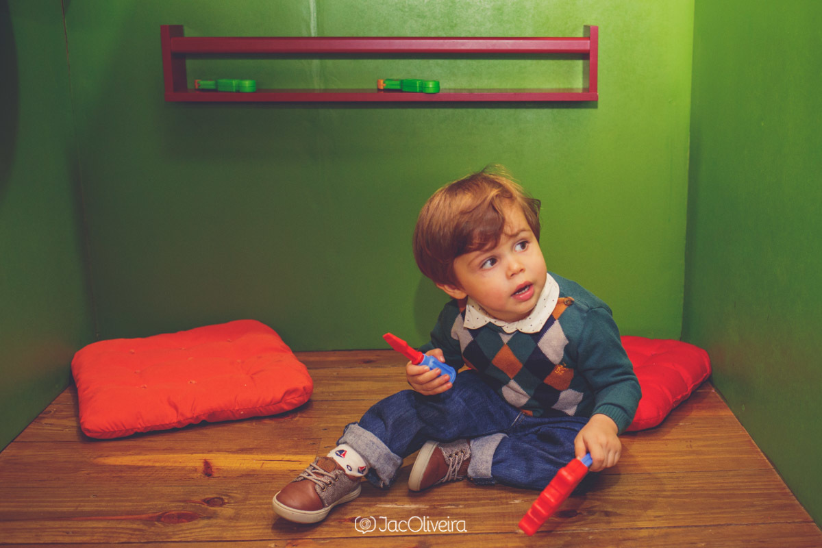 fotógrafo em porto alegre aniversário de 2 anos menino com ferramentas