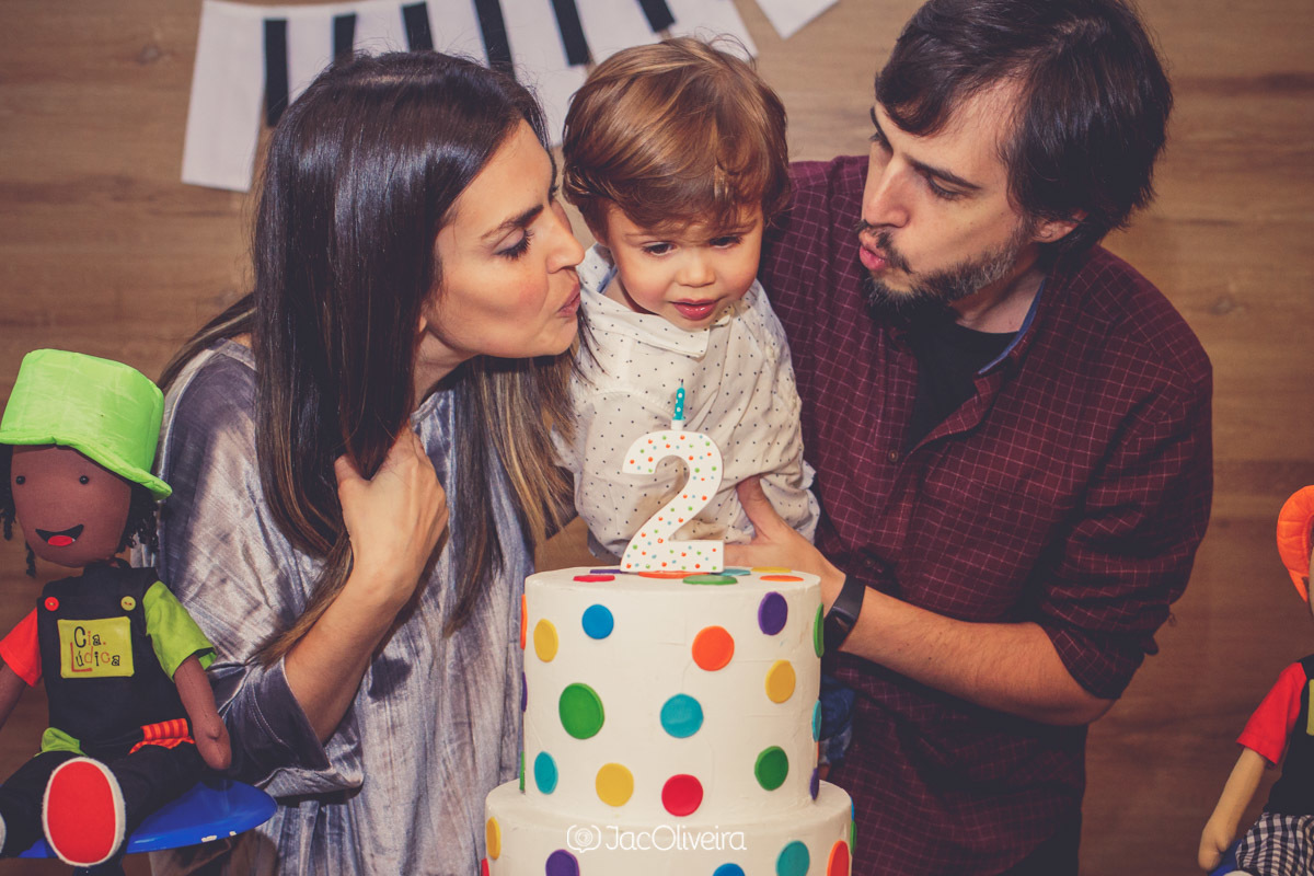 menino e pais assoprando velinha em festa na hora do almoço porto alegre