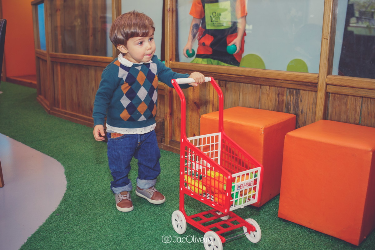 ignacio brincando com carrinho de supermercado no aniversário na casa lúdica