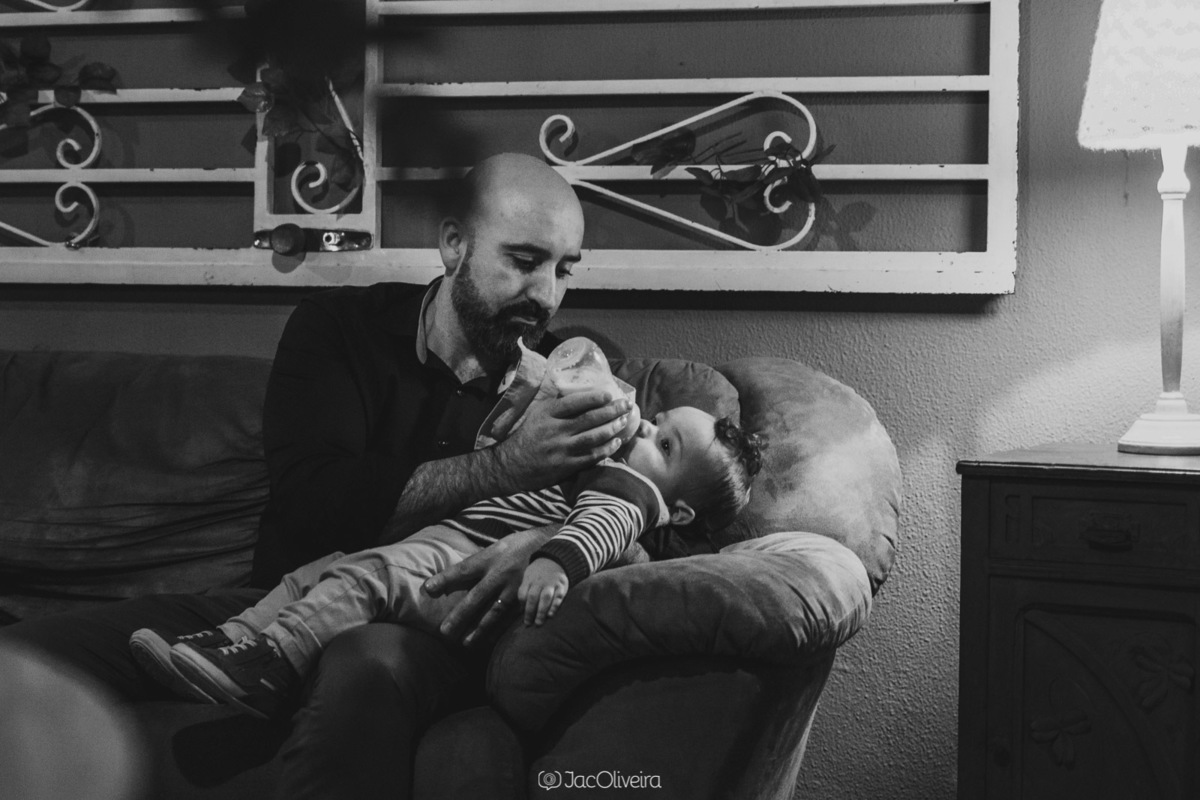 pai dando mamadeira para filho no aniversário de 1 aninho