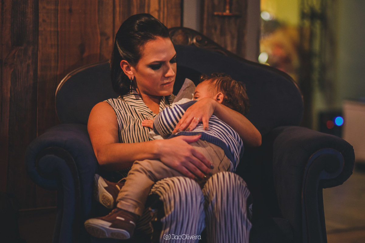 mãe e filho dormindo no intervalo do aniversário de 1 aninho porto alegre