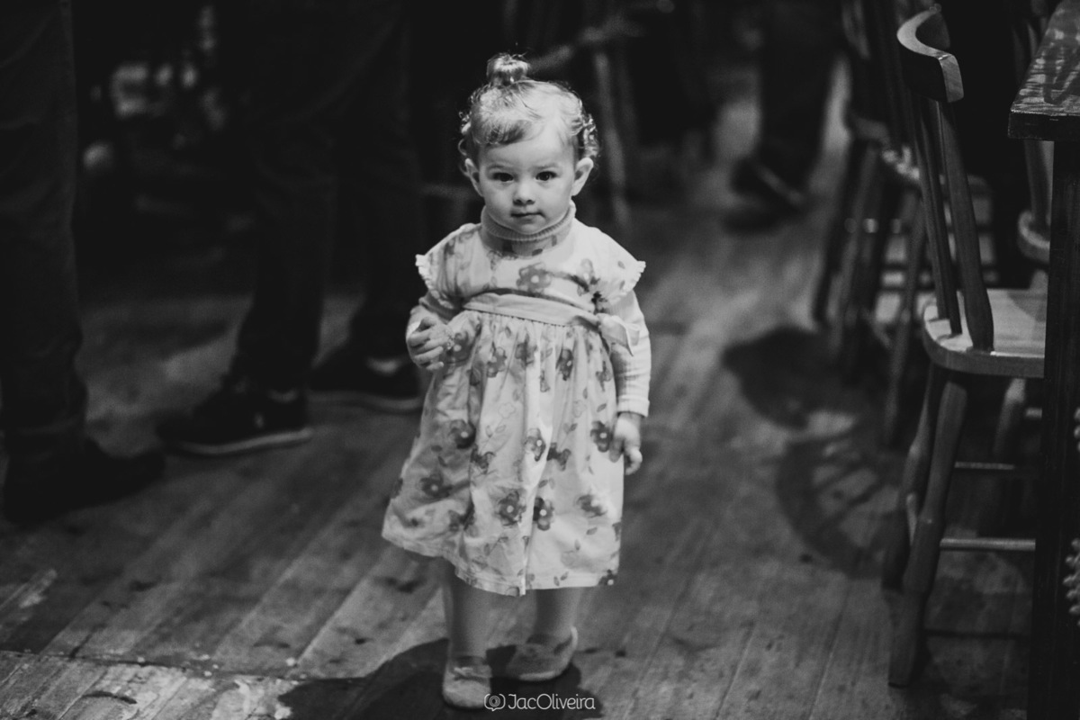 menina com vestido florido na santo mimo