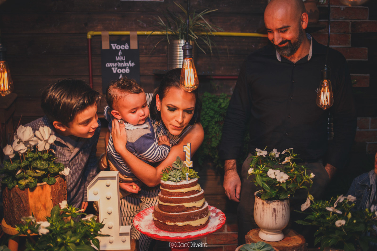 assoprando a velinha de 1 aninho no naked cake porto alegre