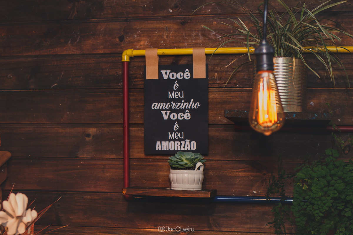 plaquinha no painel ao fundo da mesa do bolo aniversario benício santo mimo