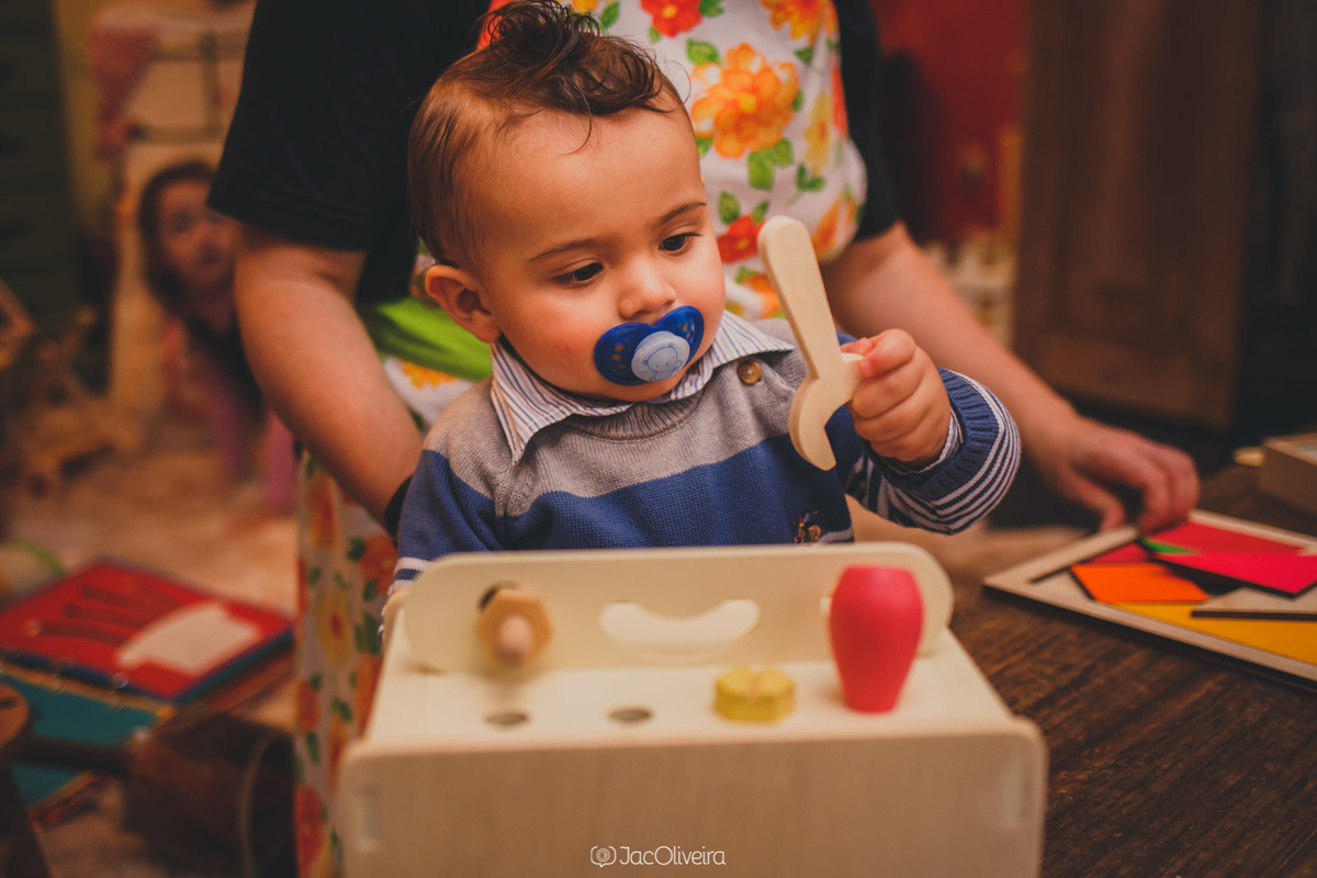 fotografo em porto alegre aniversário de menino brincando com caixinhas
