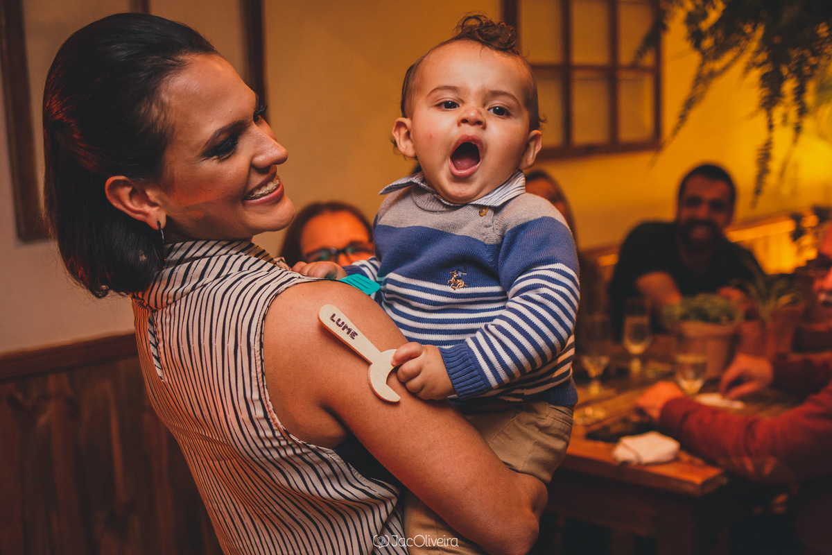 bebê bocejando no colo da mãe santo mimo aniversário porto alegre