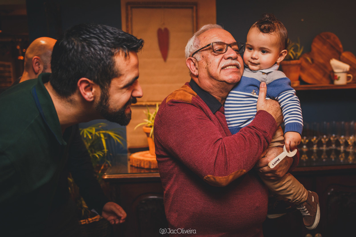 avô e tio com benício no aniversário de 1 ano fotografia da família