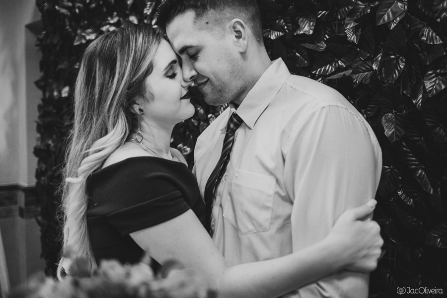 julia e seu noivo durante festa de formatura