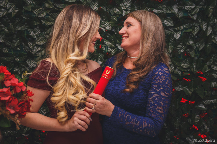 formanda com diploma e abraçada na mãe