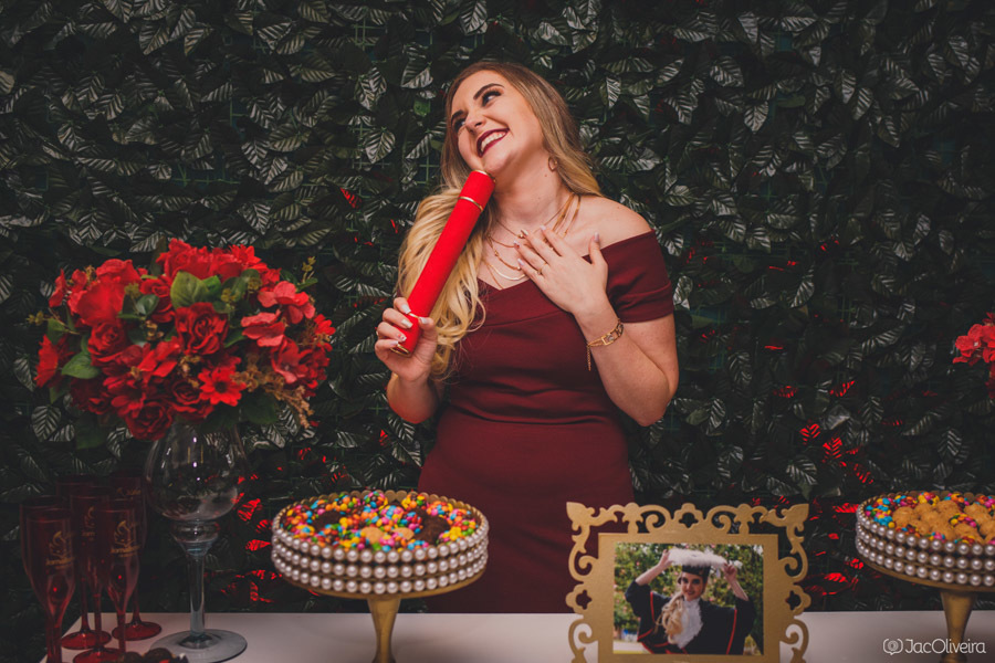 julia ri e coloca diploma no queixo