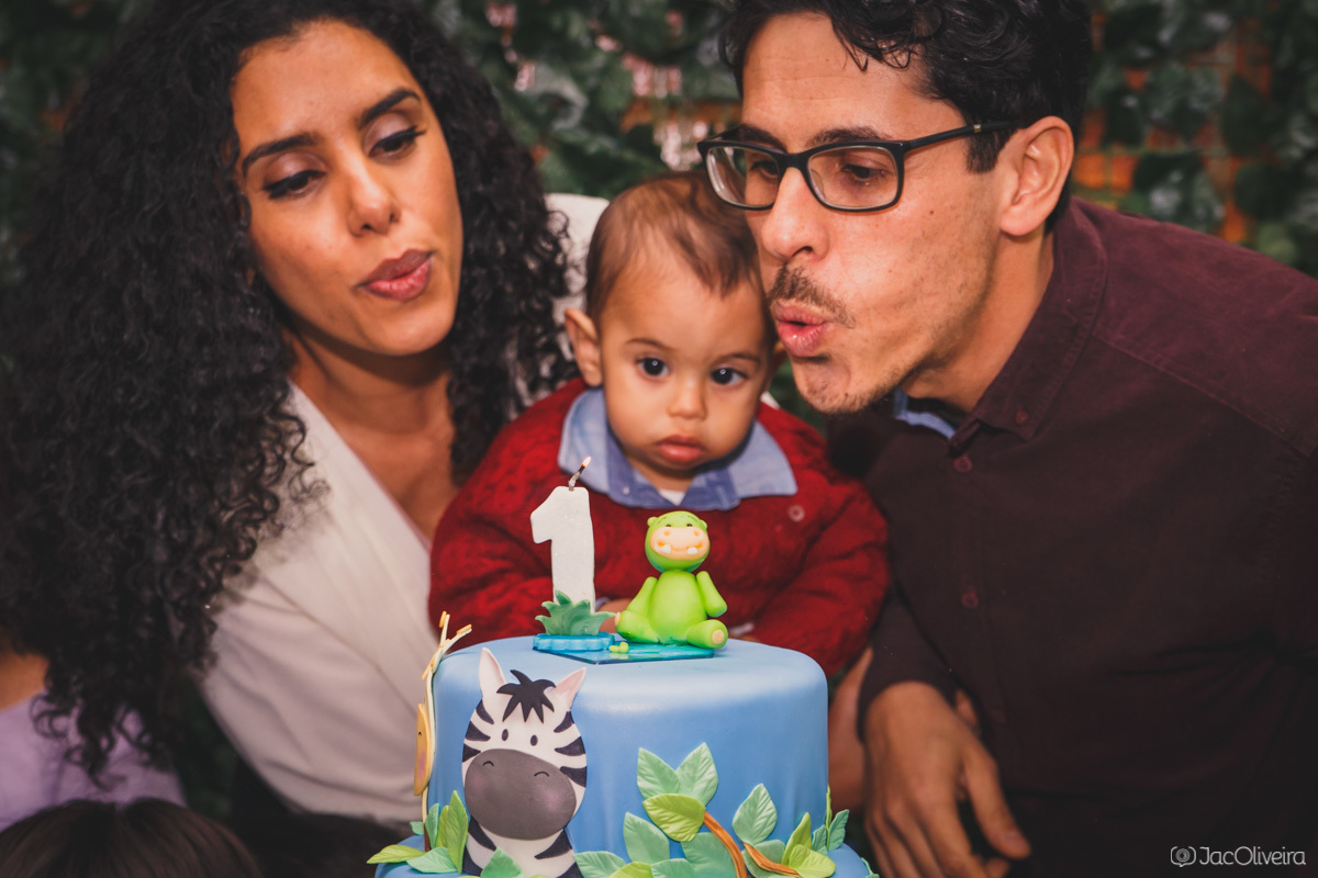 pais assopram velinha 1 aninho com bebê