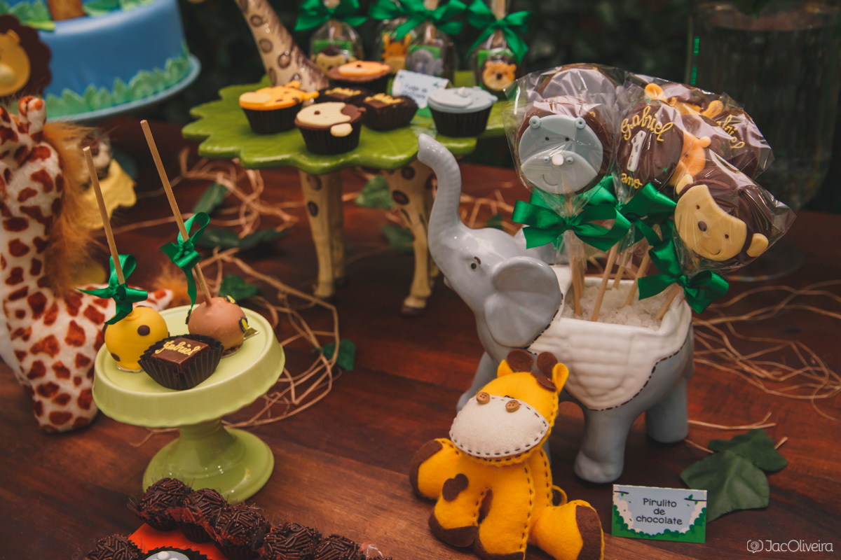 mesa do bolo com bichinhos da floresta aniversário infantil