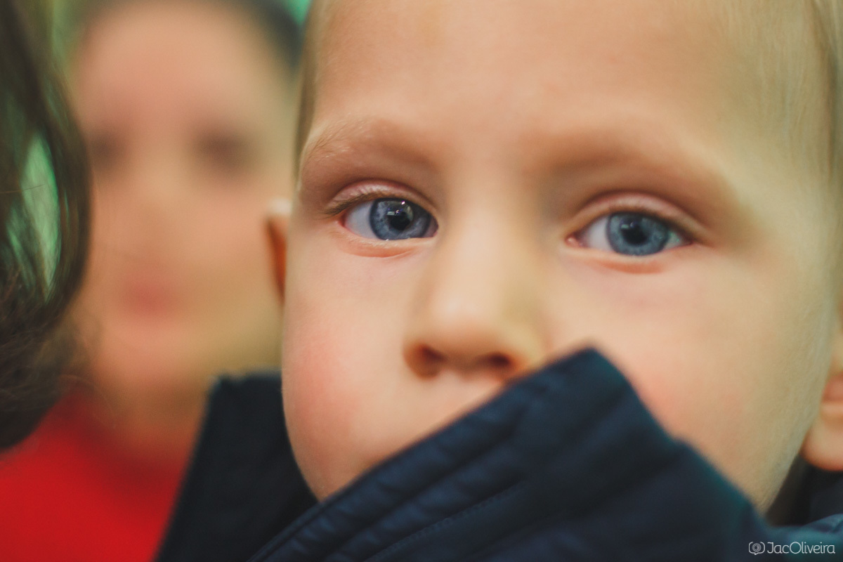 menino de olhos azuis olhando para camera 