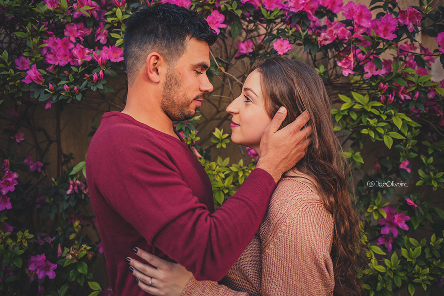 casal se olha com flores ao fundo azaleias rosas porto alegre