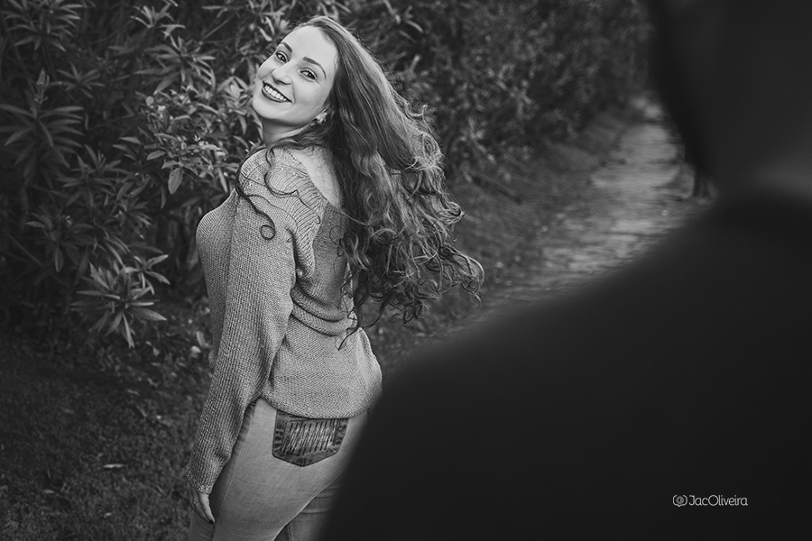fotografia moça cabelo em movimento olhando para o namorado ensaio de casal externo