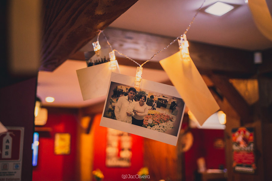 decoração de formatura com fotos penduradas