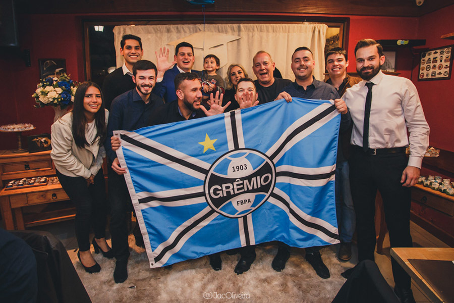 foto de grupo de amigos na formatura com bandeira do gremio no restaurante villa crespo