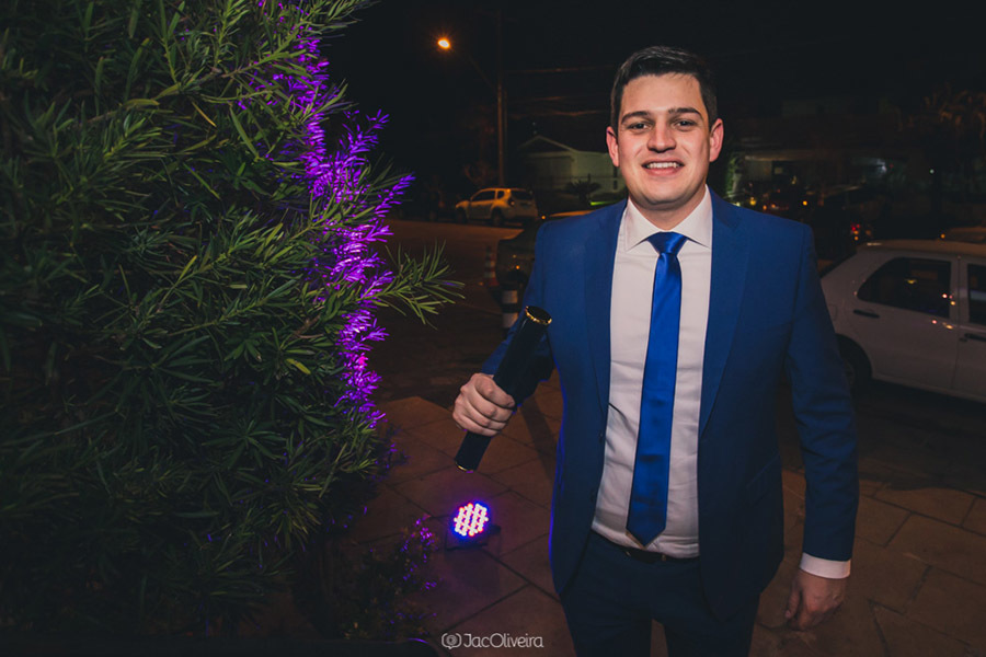 fotógrafo de formatura porto alegre retratos do formando sozinho com diploma na recepção