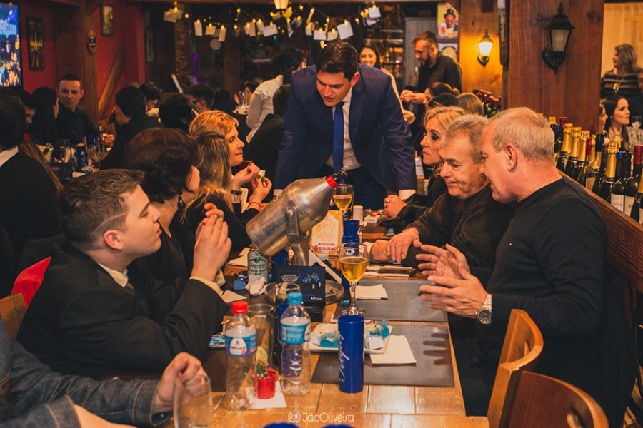 pessoas conversando na mesa villa crespo recepção de formatura porto alegre