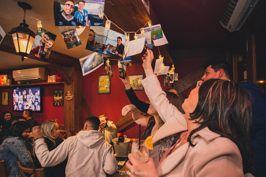 decoração com fotos penduradas varal restaurante formatura