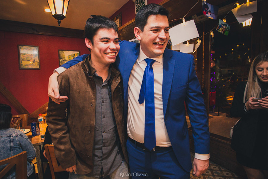 formando e amigo terno azul bic formatura porto alegre