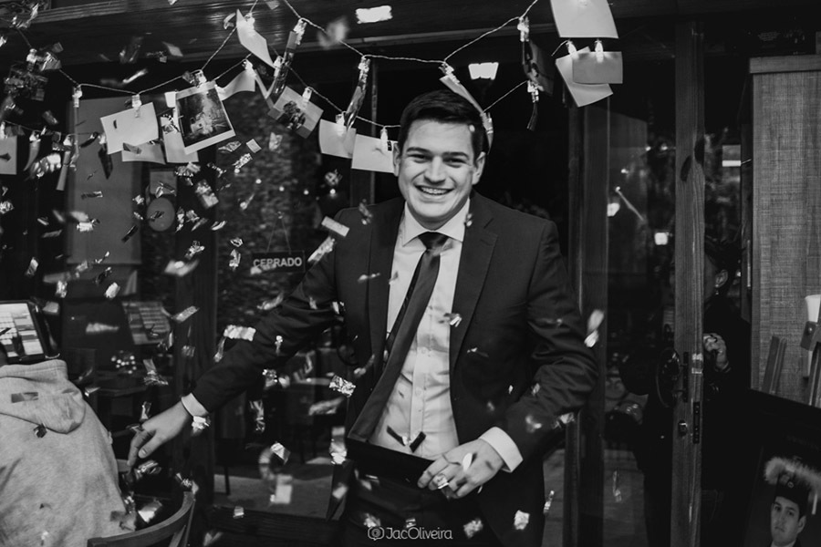 entrada do formando papel picado fotografia preto e branco 