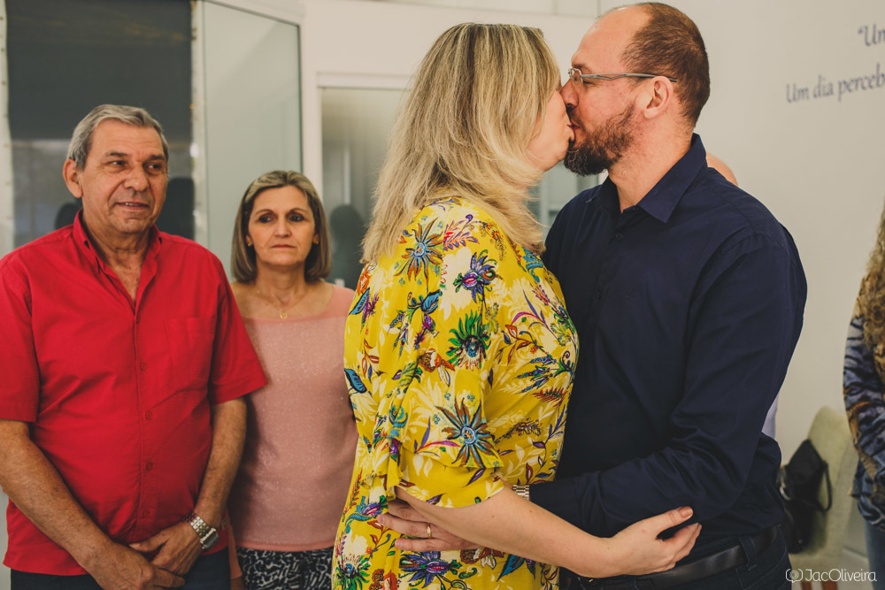 casal beija após casamento civil fotografo em porto alegre