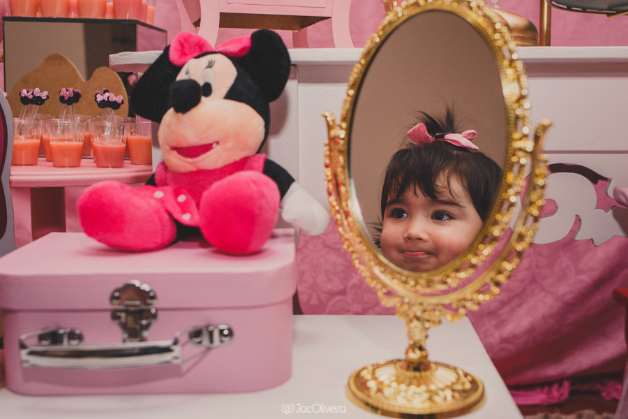 menina olha seu reflexo no espelho da decoração da minnie rosa porto alegre