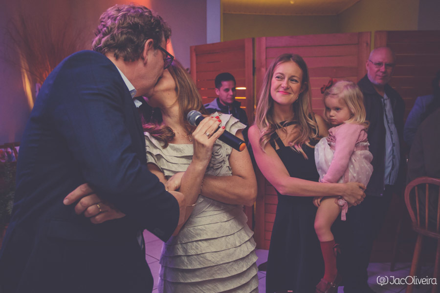 beijo entre marido e mulher na festa de 50 anos