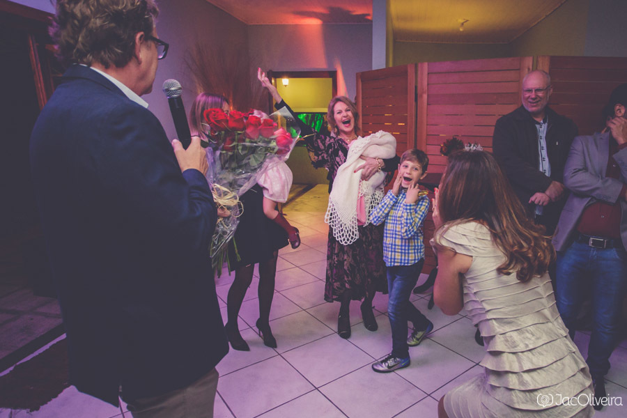 mãe e filha da aniversariante chegam de surpresa em sua festa foto por fotógrafa jac oliveira porto alegre