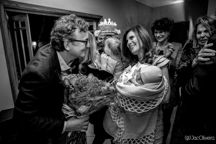 avó com neta nos braços em sua festa de 50 anos aurinez porto alegre