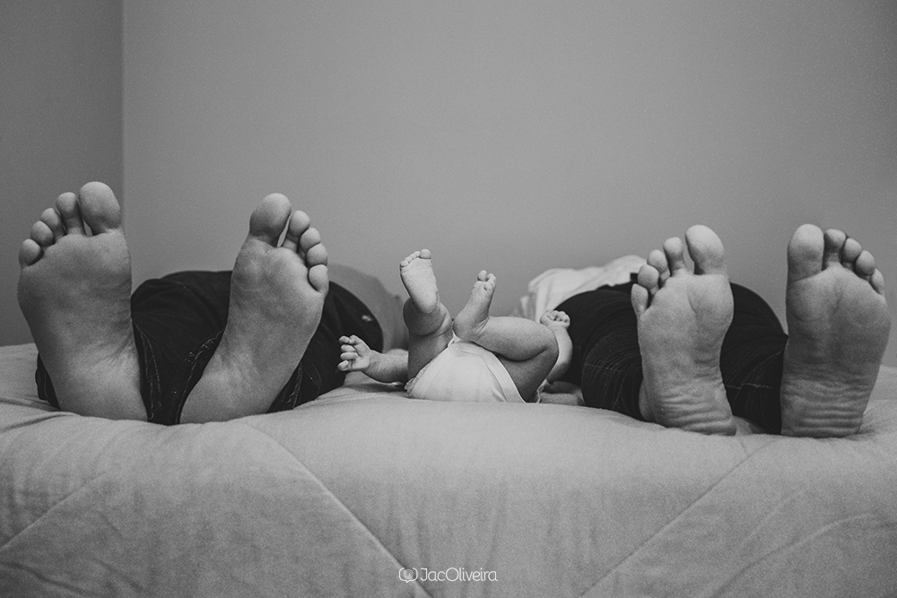 foto de família na cama com os pés aparecendo porto alegre