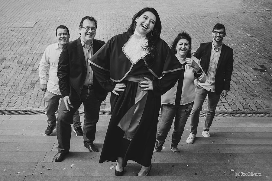 raquel e família durante a prova de toga cobertura fotográfica pucrs