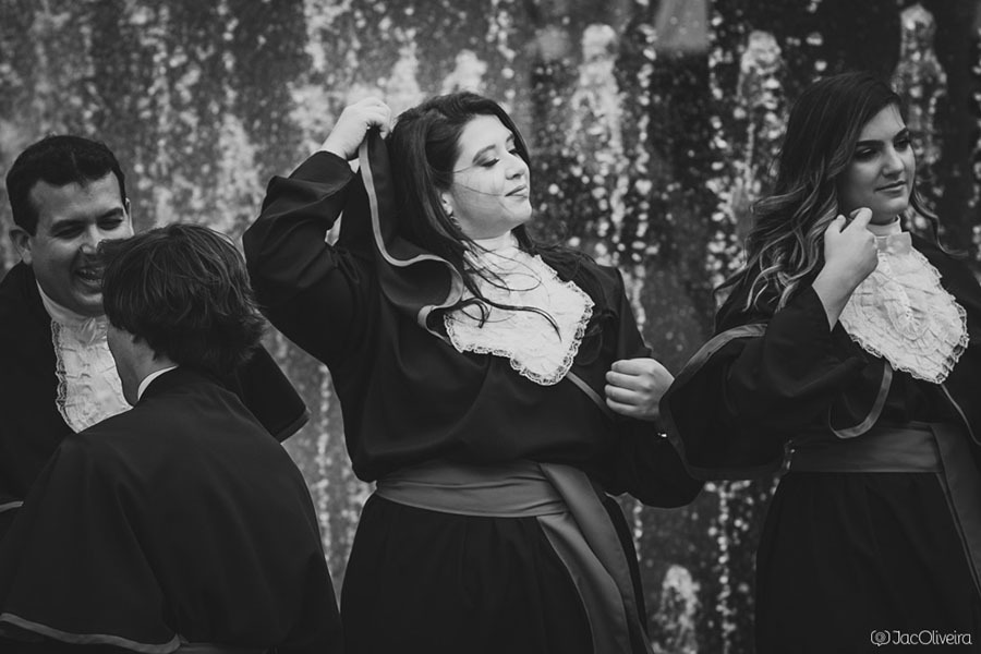 formandos engenharia de produção pucrs porto alegre fotos no chafariz prova de toga