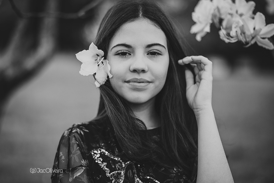 menina com flor no cabelo no ensaio fotográfico em porto alegre