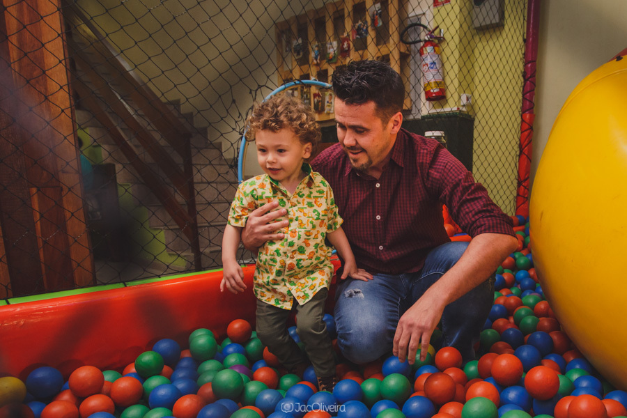fotógrafo em porto alegre aniversario infantil pai na piscina de bolinhas com menino