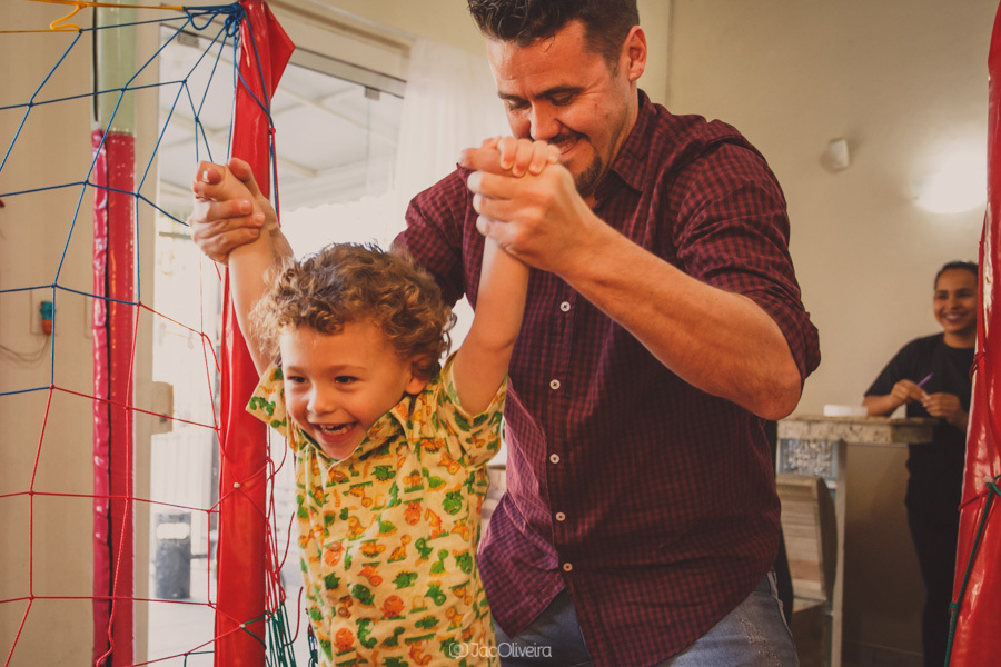 fotografa aniversário infantil porto alegre menino pulando na cama elastica