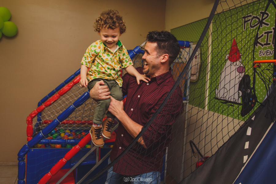 pai levanta filho para jogar basquete brinquedos casa de evento porto alegre for kids