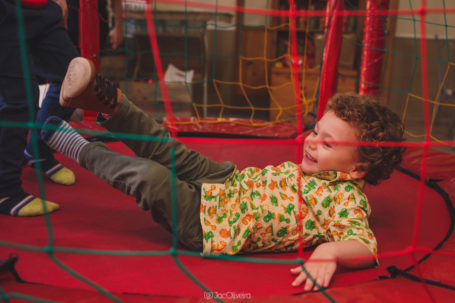 menino brinca na cama elástica e perde o sapato