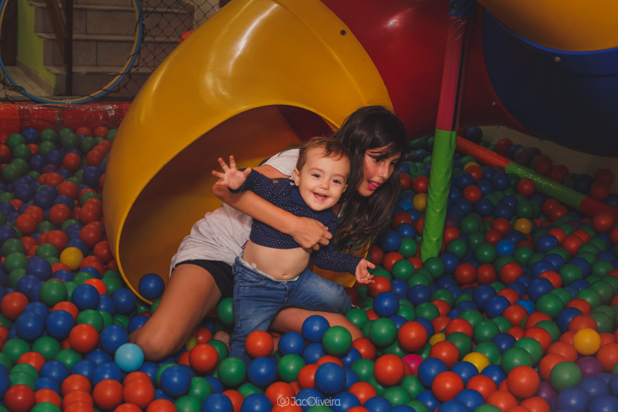 crianças escorregam na piscina de bolinhas for kids fotos jac oliveira