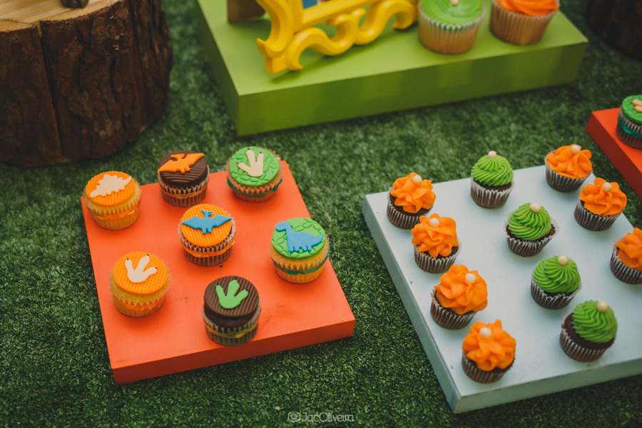 docinhos decorados e cupcakes na mesa do bolo for kids eventos porto alegre
