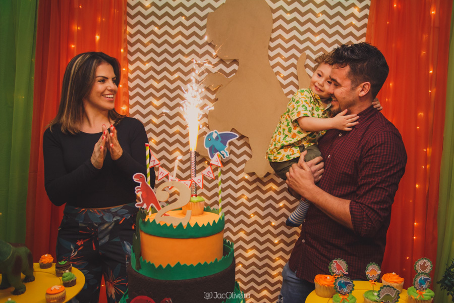 bolo com vela faíscas mesa dinossauro aniversario infantil porto alegre