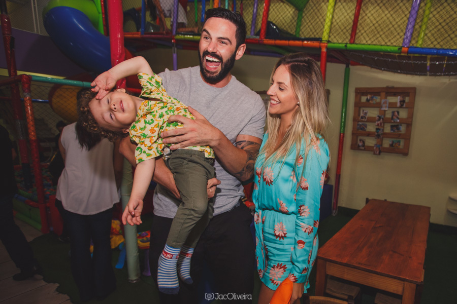 padrinhos e parentes tentando tirar foto com criança que não gosta