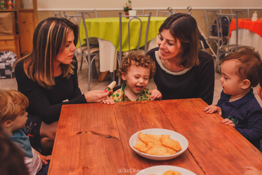 mãe e avó dando banana para anthony festa aniversario de 2 anos dinos